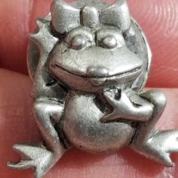 JJ pewter frog pin 6/8" girl frog pin - Picture 7 of 10